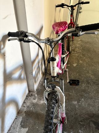 Bicicleta infantil rosa. Tiene 6 velocidades.