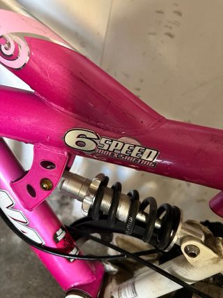 Bicicleta infantil rosa. Tiene 6 velocidades.