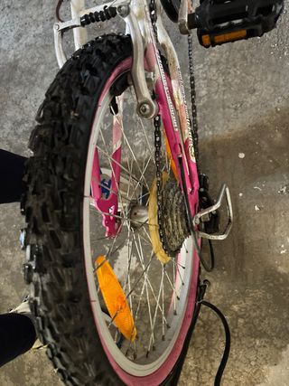 Bicicleta infantil rosa. Tiene 6 velocidades.