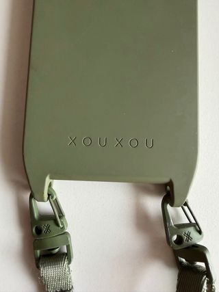 Funda Xouxou iPhone 15 Pro Max con Cuerda