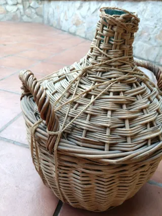 Garrafa de cristal antigua con cestería