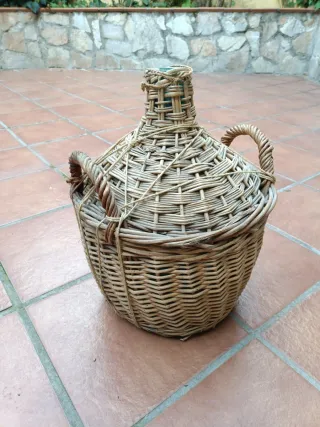 Garrafa de cristal antigua con cestería