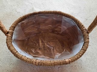 Cesta de mimbre con forro interior de plástico.