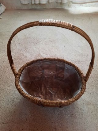 Cesta de mimbre con forro interior de plástico.