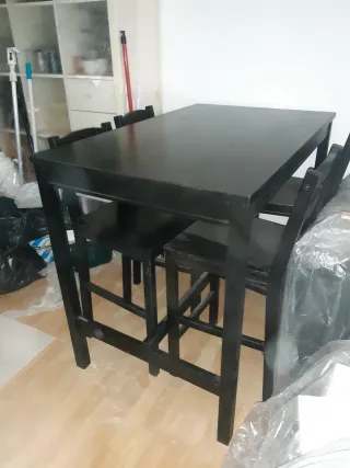 Taula alta i 4 cadires negres