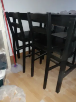 Taula alta i 4 cadires negres