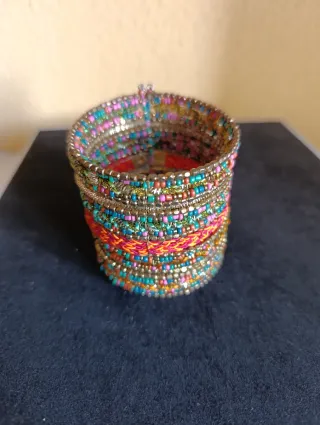 Pulsera de cuentas y hilos multicolor