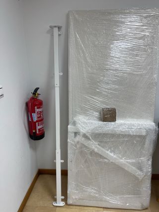 Mesa de oficina en L blanca con patas metálicas