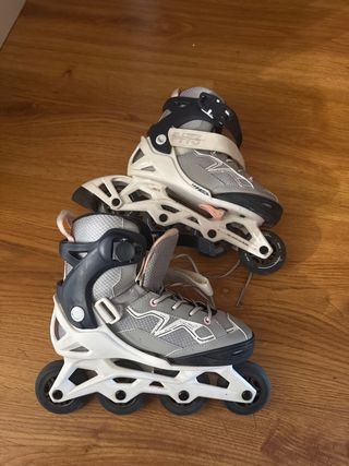 Patines en línea grises y blancos