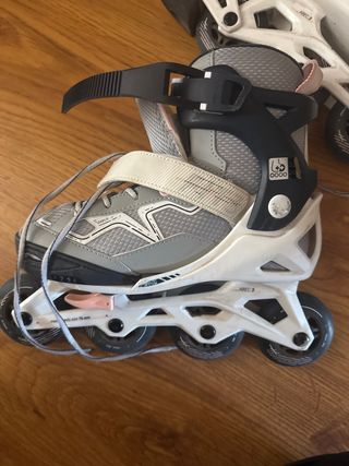 Patines en línea grises y blancos