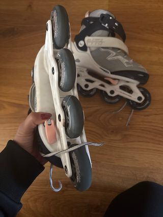 Patines en línea grises y blancos