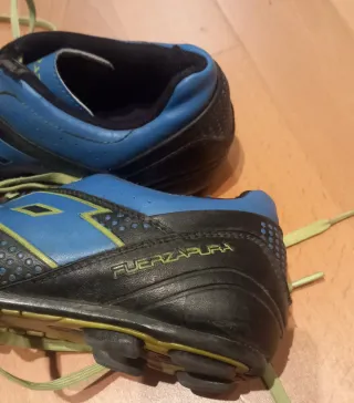 Botas de fútbol azules y negras Talla 37