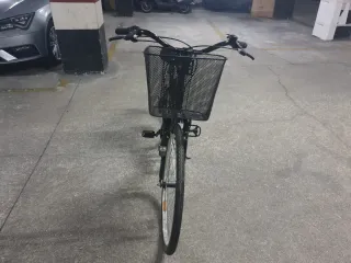 Bicicleta Urbana Negra con Cesta