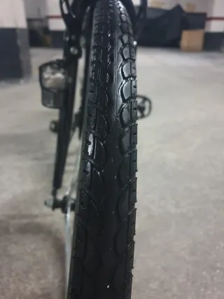 Bicicleta Urbana Negra con Cesta