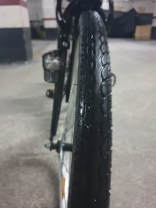 Bicicleta Urbana Negra con Cesta