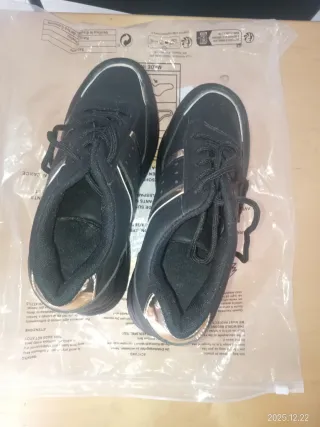 Sapatilhas pretas com sola grossa e detalhes prate