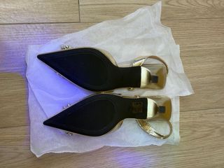 Sandalias doradas con pedrería