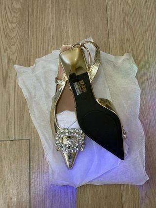 Sandalias doradas con pedrería