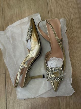 Sandalias doradas con pedrería