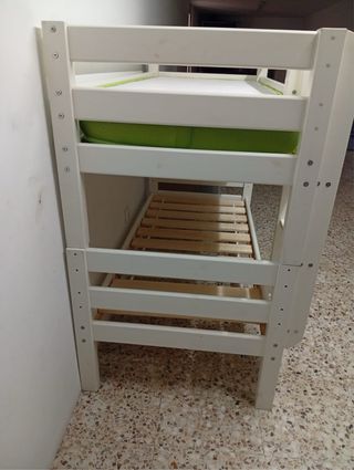 Cama litera blanca con colchón