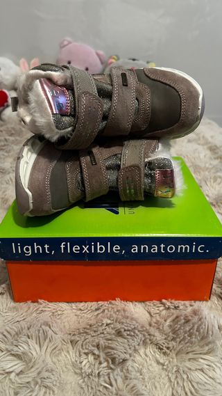 Botas Skechers niña talla 28