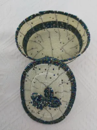 Joyero artesanal con tapa hecho a mano en Ruanda