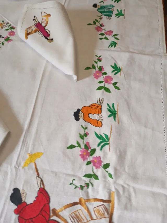 Mantelería bordada a mano con personajes chinescos