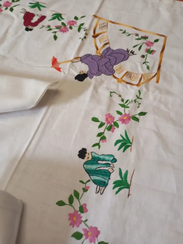 Mantelería bordada a mano con personajes chinescos