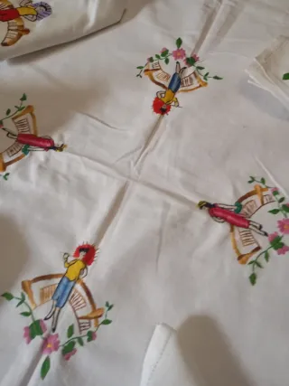 Mantelería bordada a mano con personajes chinescos