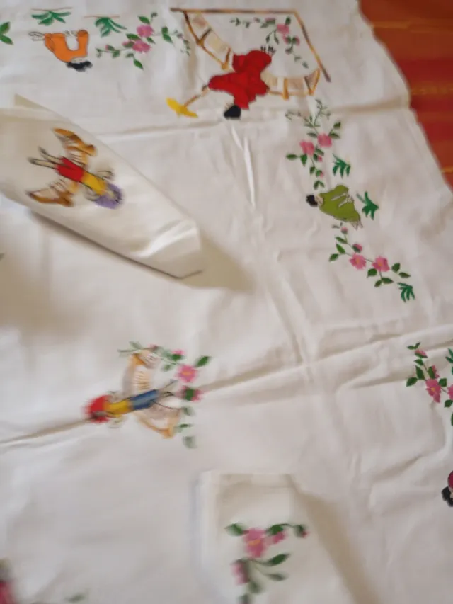 Mantelería bordada a mano con personajes chinescos