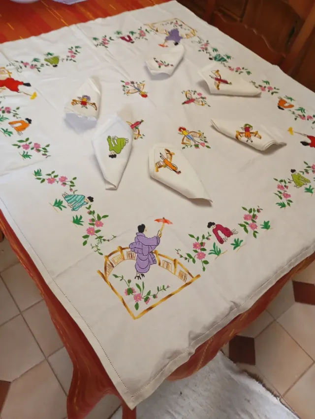 Mantelería bordada a mano con personajes chinescos