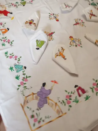 Mantelería bordada a mano con personajes chinescos