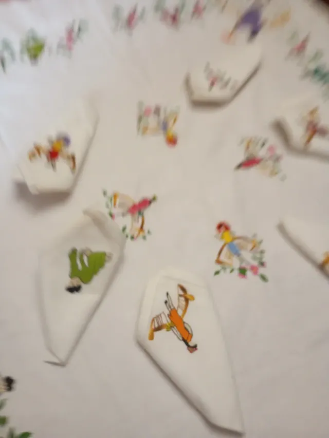 Mantelería bordada a mano con personajes chinescos