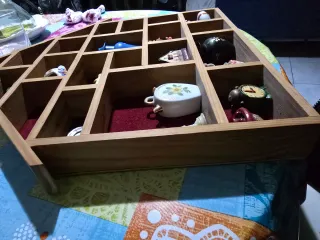 Casita de madera miniatura con objetos