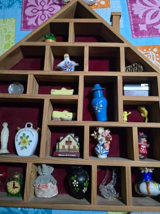Casita de madera miniatura con objetos