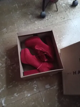 Botines rojos con cordones