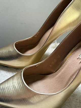 Tacones dorados talla 36