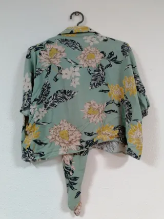 Blusa anudada Pull&Bear floral verde y amarillo