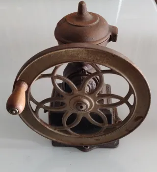 Molinillo de café antiguo de fundición