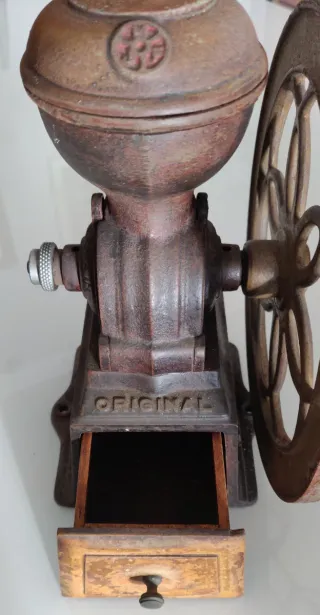 Molinillo de café antiguo de fundición