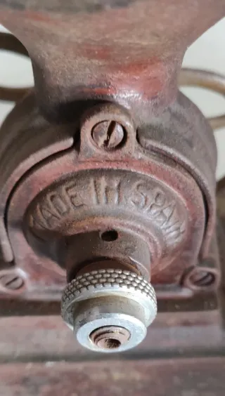 Molinillo de café antiguo de fundición