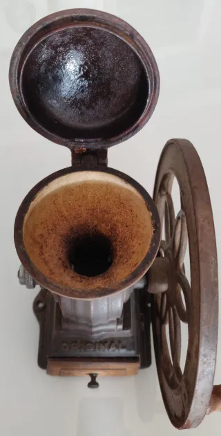 Molinillo de café antiguo de fundición