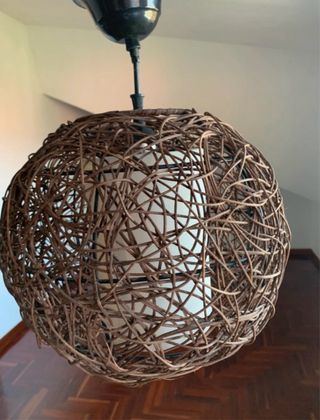 Preciosa lámpara de techo de mimbre color marrón.