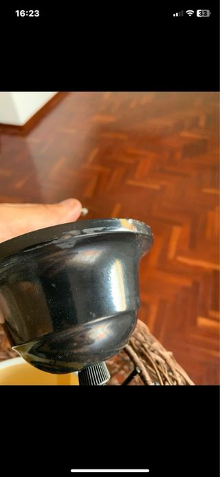 Preciosa lámpara de techo de mimbre color marrón.