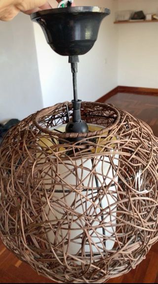 Preciosa lámpara de techo de mimbre color marrón.