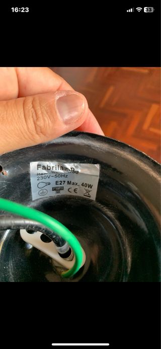 Preciosa lámpara de techo de mimbre color marrón.