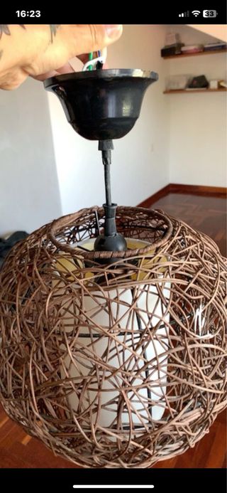 Preciosa lámpara de techo de mimbre color marrón.