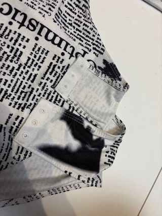 Body estampado periódico talla única