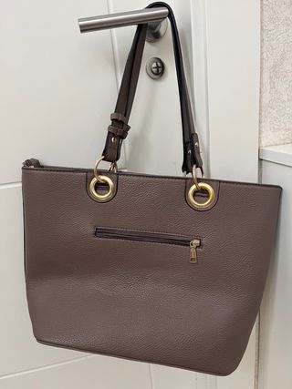 Bolso de hombro color topo y apliques dorados