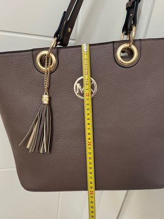 Bolso de hombro color topo y apliques dorados